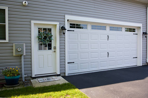 24/7 Emergency Garage Door Panel Replacement experts in Thompsonville, CT